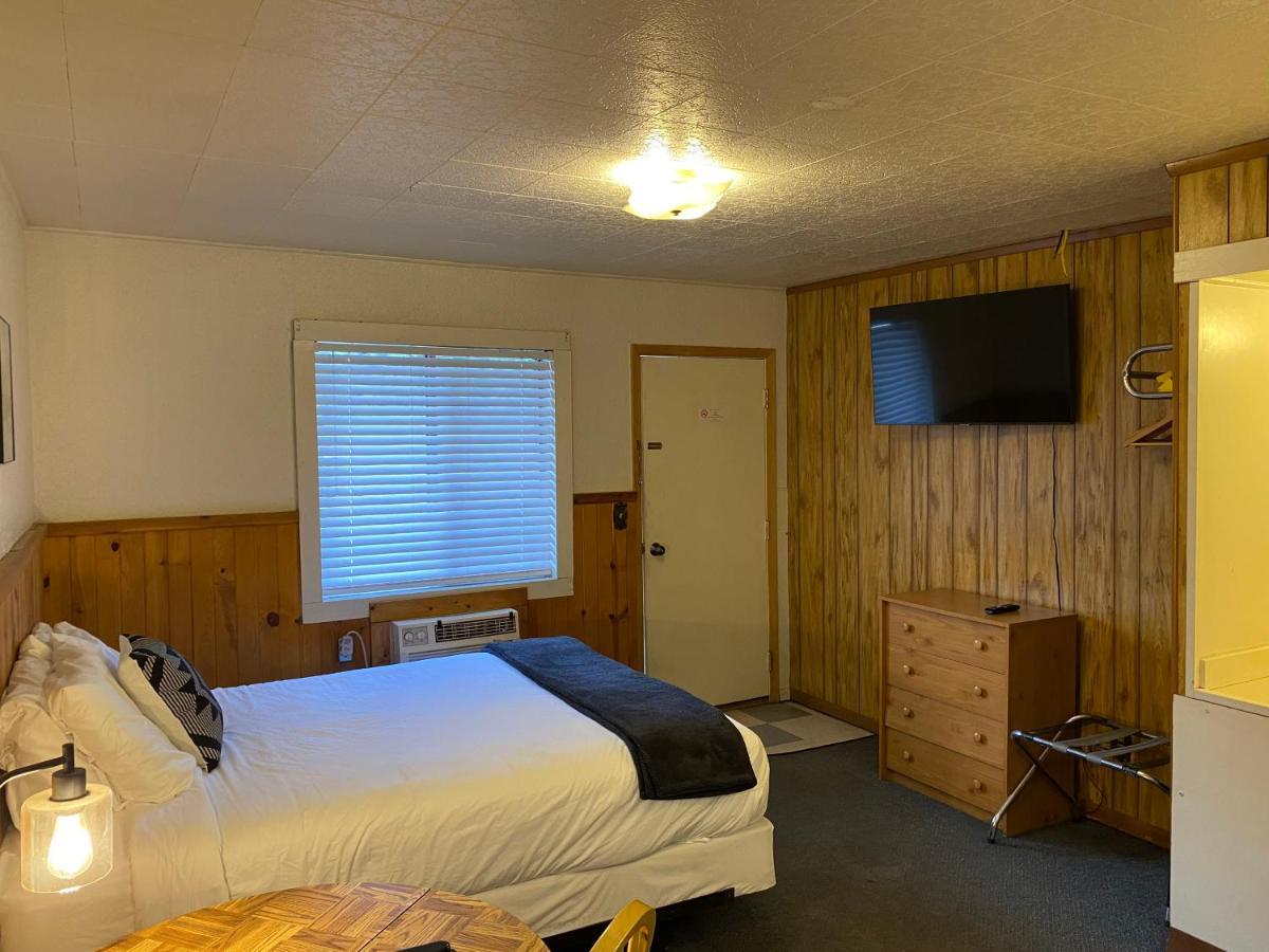 Columbia Point Hotel *