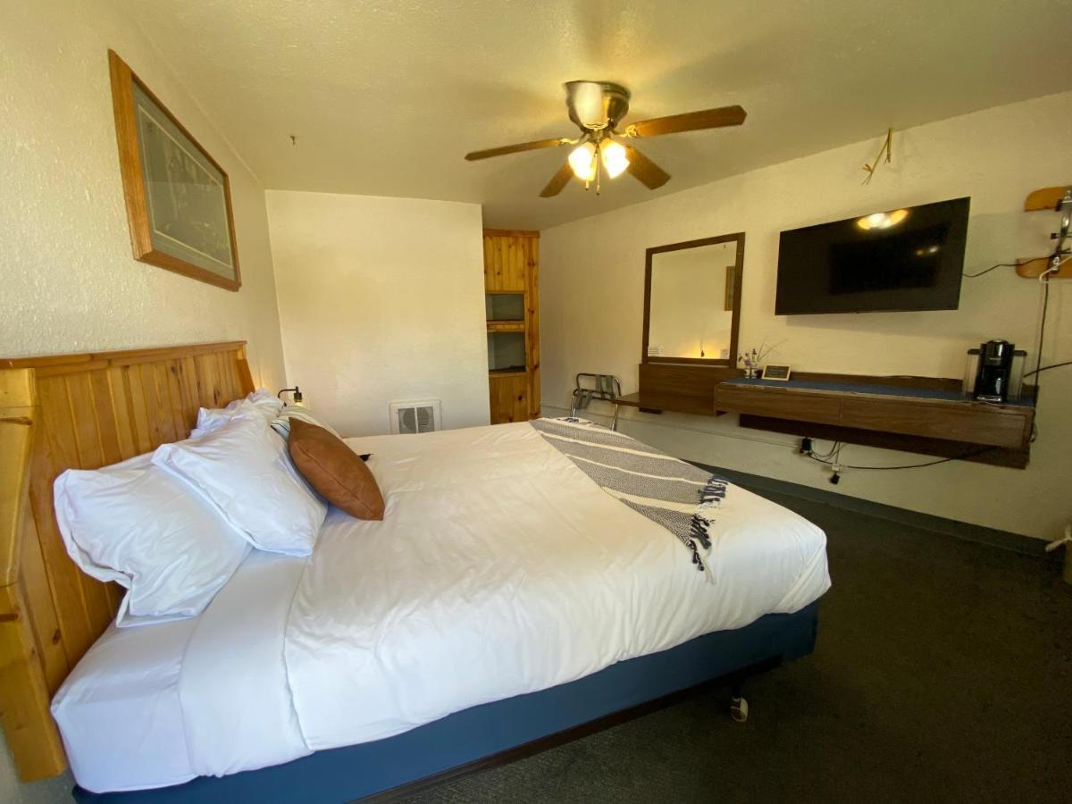 Columbia Point Hotel *