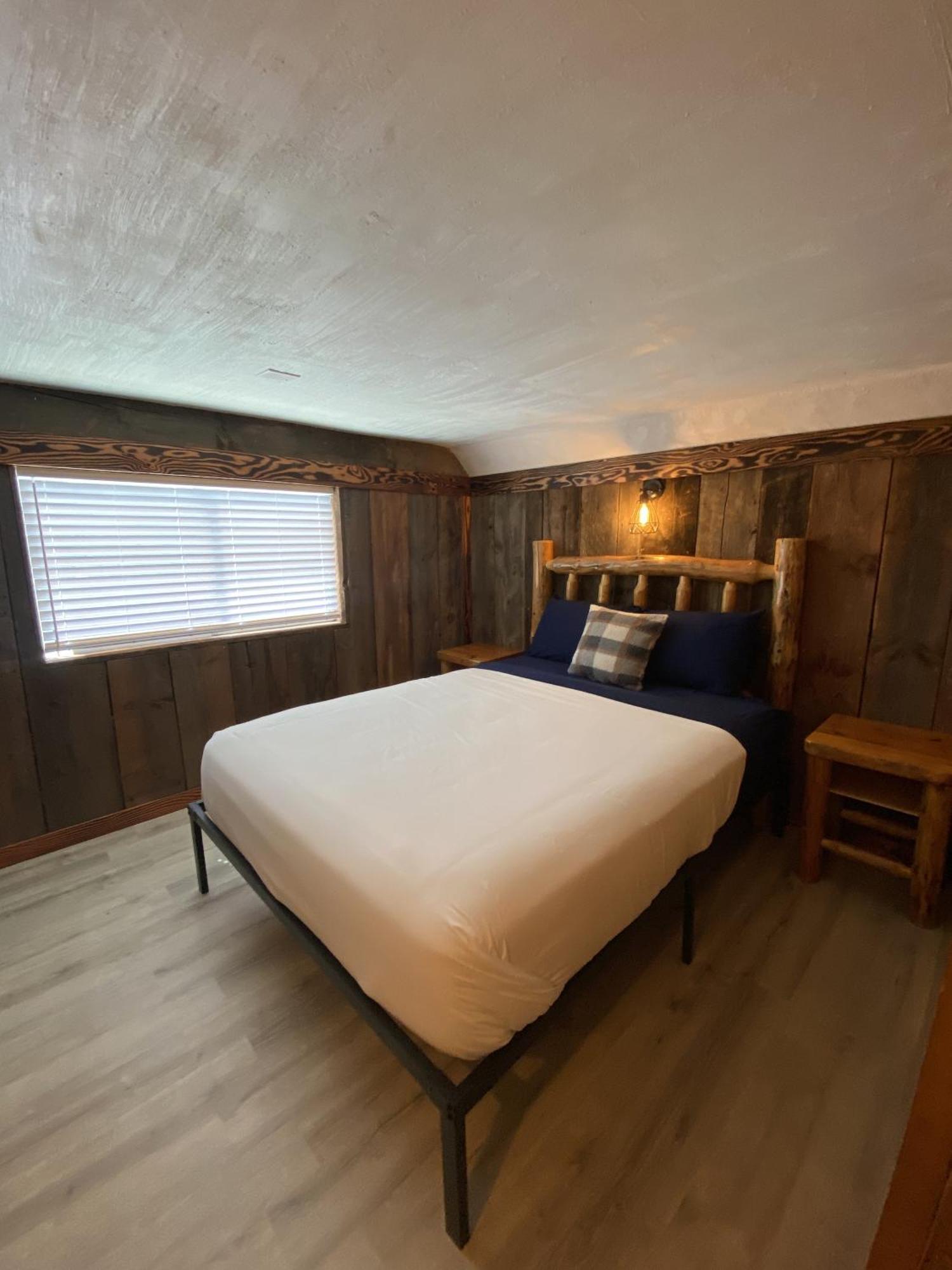 Columbia Point Hotel *